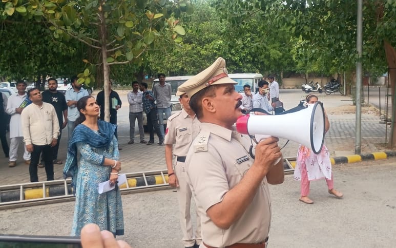 फोटो 33- सोनीपत के लघु सचिवालय में मॉक ड्रिल के दौरान घायल को उपचार के लिए ले जाते पुलिस कर्मी। फोटो 33- सोनीपत के लघु सचिवालय में मॉक ड्रिल के दौरान घायल को उपचार के लिए ले जाते पुलिस कर्मी।