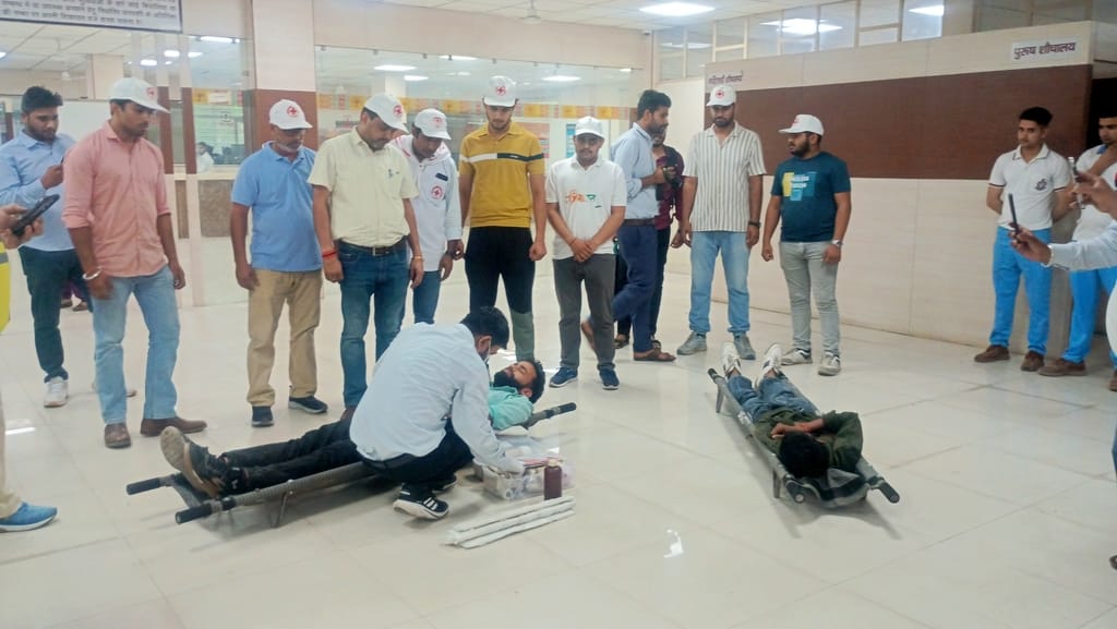 फोटो 33- सोनीपत के लघु सचिवालय में मॉक ड्रिल के दौरान घायल को उपचार के लिए ले जाते पुलिस कर्मी। फोटो 33- सोनीपत के लघु सचिवालय में मॉक ड्रिल के दौरान घायल को उपचार के लिए ले जाते पुलिस कर्मी।