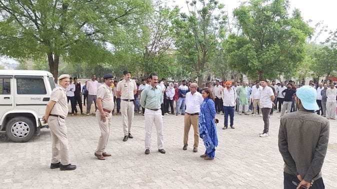 फोटो संख्या:79- लघु सचिवालय महेंद्रगढ़ में राहत एवं बचाव कार्यों में अभ्यास करते राहतकर्मी---स्