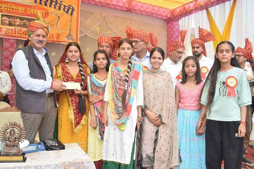 घुमारवीं के मोरसिंघी में नलवाड़ मेले के शुभारंभ पर बैल पूजन करते मंत्री राजेश धर्माणी। संवाद