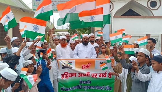 मेरठ..कंवलजीत..पाकिस्तान के आतंकी अड्डों पर मिसाइल से हमले को लेकर कमिश्नरी चौराहे पर ख़ुशी मनात मेरठ..कंवलजीत..पाकिस्तान के आतंकी अड्डों पर मिसाइल से हमले को लेकर कमिश्नरी चौराहे पर ख़ुशी मनात