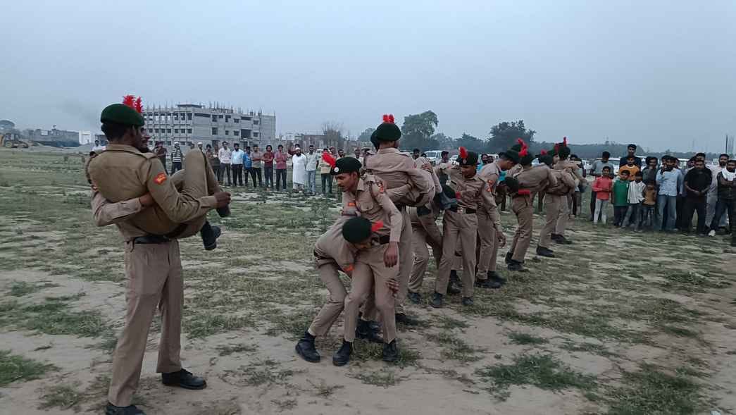 पुलिस लाइन में मॉक ड्रिल करते पुलिसकर्मी। संवाद