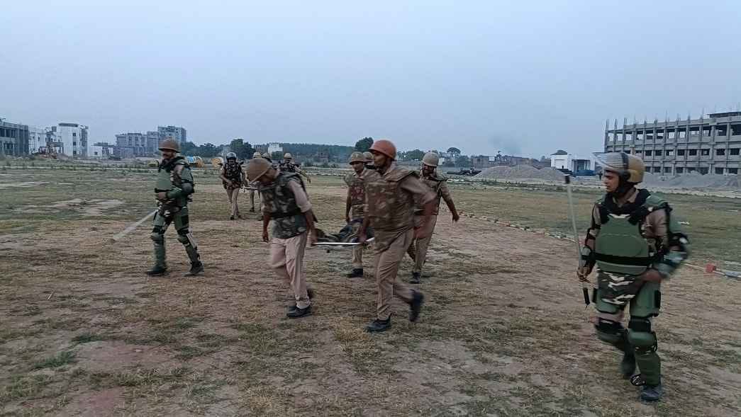 पुलिस लाइन में मॉक ड्रिल करते पुलिसकर्मी। संवाद