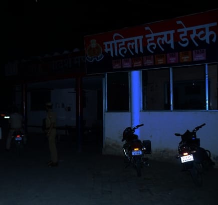 पुलिस लाइन में मॉक ड्रिल करते पुलिसकर्मी। संवाद