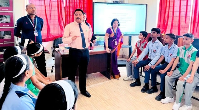 राजकीय महाविद्यालय में अभ्यास करते एनसीसी कैडेट्स। संवाद