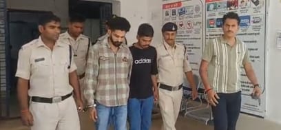 थाने में अरोपी से केक कटवाती पुलिस(फोटो:अमर उजाला)