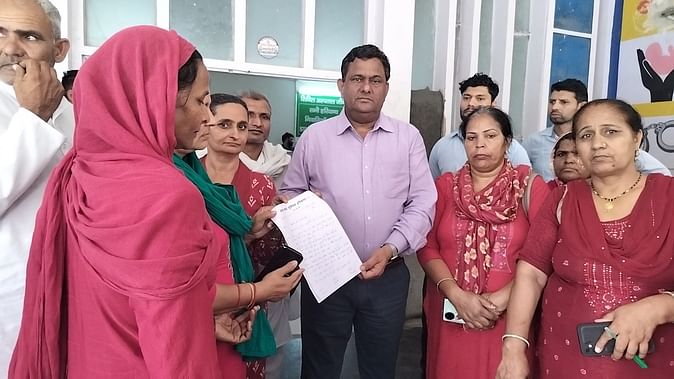 08जेएनडी05-नागरिक अस्पताल के पार्क में नारेबाजी करती हुई आशा वर्कर। संवाद