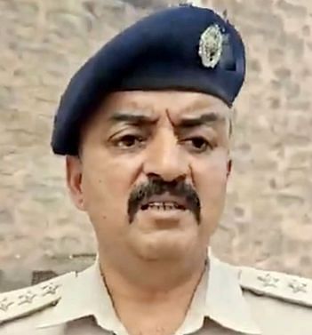 08जेएनडी21-गांव सरफाबाद में घटना स्थल मौके पर जांच करती हुई पुलिस। संवाद