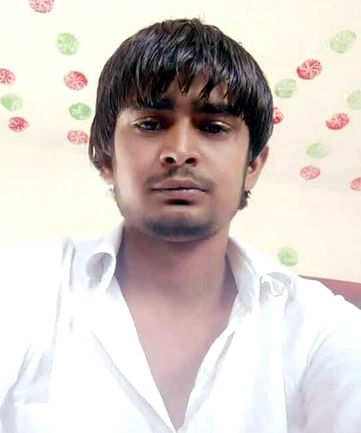 08जेएनडी21-गांव सरफाबाद में घटना स्थल मौके पर जांच करती हुई पुलिस। संवाद