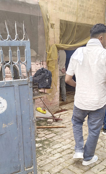 08जेएनडी21-गांव सरफाबाद में घटना स्थल मौके पर जांच करती हुई पुलिस। संवाद
