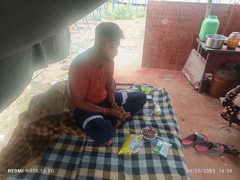 08महम02...मेले में खड़ी खराब रेलगाड़ी। संवाद