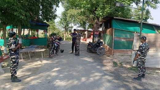 गौरीफंटा में बार्डर पर गश्त करते एसएसबी व पुलिस के जवान। संवाद गौरीफंटा में बार्डर पर गश्त करते एसएसबी व पुलिस के जवान। संवाद