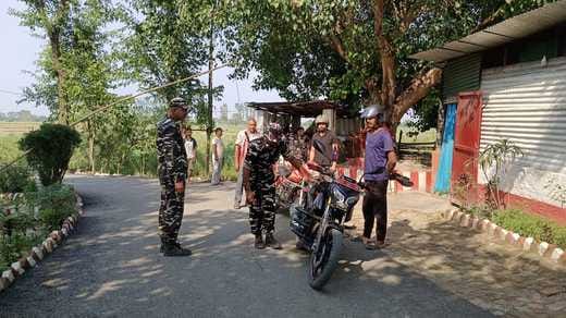 गौरीफंटा में बार्डर पर गश्त करते एसएसबी व पुलिस के जवान। संवाद गौरीफंटा में बार्डर पर गश्त करते एसएसबी व पुलिस के जवान। संवाद
