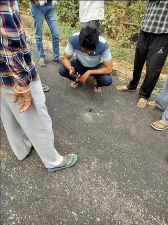 इंदौरा विधानसभा क्षेत्र के अंतर्गत अट्टहाड़ा पुल के पास गिरा मिसाइल का टुकड़ा । स्रोत: पाठक इंदौरा विधानसभा क्षेत्र के अंतर्गत अट्टहाड़ा पुल के पास गिरा मिसाइल का टुकड़ा । स्रोत: पाठक