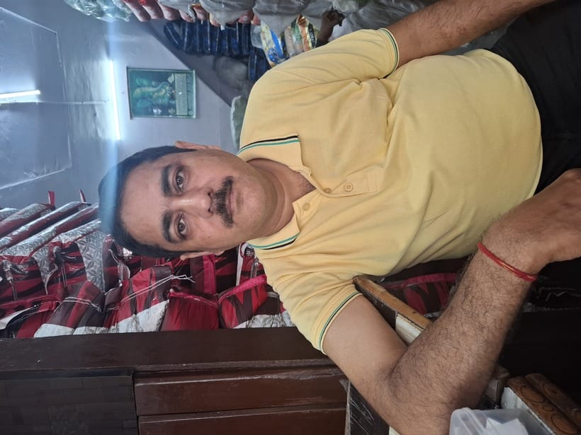 जममू के जनरल बस स्टैंड के अंदर खड़ी टूर एंड ट्रेवेल्स की टैक्सी,पसरा सन्नाटा । अमर उजाला 