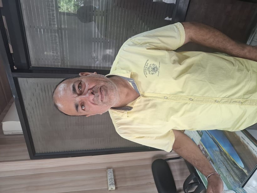 जममू के जनरल बस स्टैंड के अंदर खड़ी टूर एंड ट्रेवेल्स की टैक्सी,पसरा सन्नाटा । अमर उजाला 