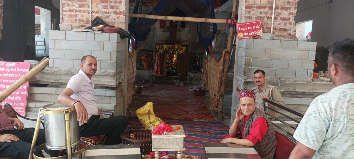 ज्वालामुखी मंदिर परिसर बाजार में पसरा सन्नाटा। -संवाद ज्वालामुखी मंदिर परिसर बाजार में पसरा सन्नाटा। -संवाद