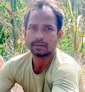 नहटौर में सड़क दुर्घटना में तीन की मौत पर विलाप करते परिजन। संवाद नहटौर में सड़क दुर्घटना में तीन की मौत पर विलाप करते परिजन। संवाद