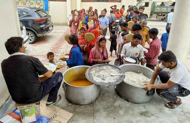 राहत शिविर से तस्वीरें