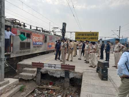 अंबाला कैंट रेलवे स्टेशन के प्रवेश द्वार पर वाहनों की जांच करता डॉग स्कवाड। संवाद