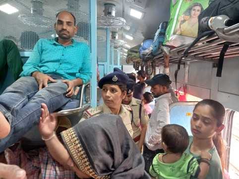 अंबाला कैंट रेलवे स्टेशन के प्रवेश द्वार पर वाहनों की जांच करता डॉग स्कवाड। संवाद