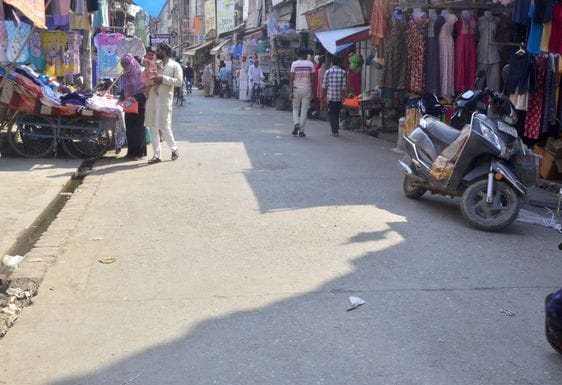 भीषण गर्मी में रोडवेज बस स्टैंड पर प्यास बुझाती महिला। संवाद भीषण गर्मी में रोडवेज बस स्टैंड पर प्यास बुझाती महिला। संवाद