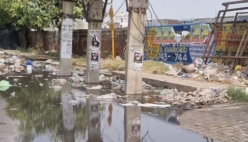 फोटो 32: सोनीपत के खरखौदा में रोहतक मार्ग पर नाले ओवरफ्लो होने से भरा दूषित पानी। संवाद फोटो 32: सोनीपत के खरखौदा में रोहतक मार्ग पर नाले ओवरफ्लो होने से भरा दूषित पानी। संवाद
