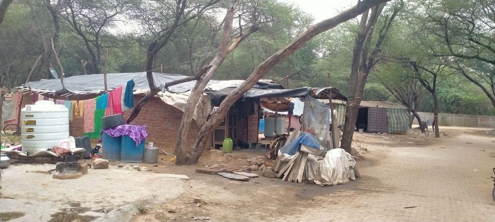 फोटो संख्या:58- मोदाश्रम के  नजदीक झुग्गी झोपड़ी में लगी डीटीएच व लगाई गई बिजली केबल--संवाद
