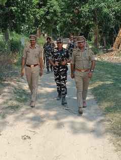 इंडो नेपाल बॉर्डर क्षेत्र में मौजूद पुलिस फोर्स। संवाद