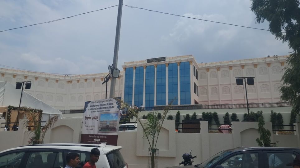 स्कूल के लोकार्पण कार्यक्रम में अतिथि एवं लोकार्पण कार्यक्रम में शामिल हुए ग्रामीण