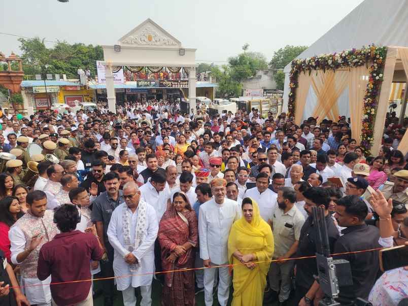 स्कूल के लोकार्पण कार्यक्रम में अतिथि एवं लोकार्पण कार्यक्रम में शामिल हुए ग्रामीण