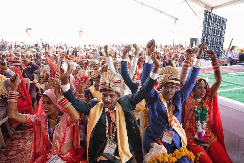 सामूहिक विवाह सम्मेलन में कृषि मंत्री शिवराज सिंह चौहान और मुख्यमंत्री मोहन यादव नवयुगलों को आर