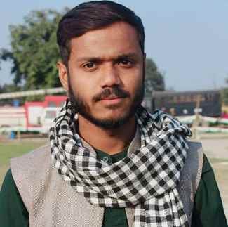 शाहजहांपुर में लाल इमली चौराहे पर लैपटॉप पर खबर देखते युवा। संवाद शाहजहांपुर में लाल इमली चौराहे पर लैपटॉप पर खबर देखते युवा। संवाद