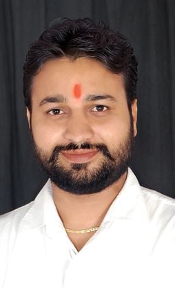 शाहजहांपुर में लाल इमली चौराहे पर लैपटॉप पर खबर देखते युवा। संवाद शाहजहांपुर में लाल इमली चौराहे पर लैपटॉप पर खबर देखते युवा। संवाद