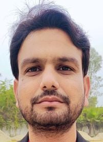 शाहजहांपुर में लाल इमली चौराहे पर लैपटॉप पर खबर देखते युवा। संवाद शाहजहांपुर में लाल इमली चौराहे पर लैपटॉप पर खबर देखते युवा। संवाद