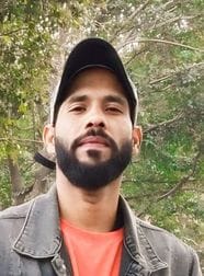 शाहजहांपुर में लाल इमली चौराहे पर लैपटॉप पर खबर देखते युवा। संवाद शाहजहांपुर में लाल इमली चौराहे पर लैपटॉप पर खबर देखते युवा। संवाद