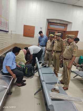 शाहजहांपुर में लाल इमली चौराहे पर लैपटॉप पर खबर देखते युवा। संवाद शाहजहांपुर में लाल इमली चौराहे पर लैपटॉप पर खबर देखते युवा। संवाद