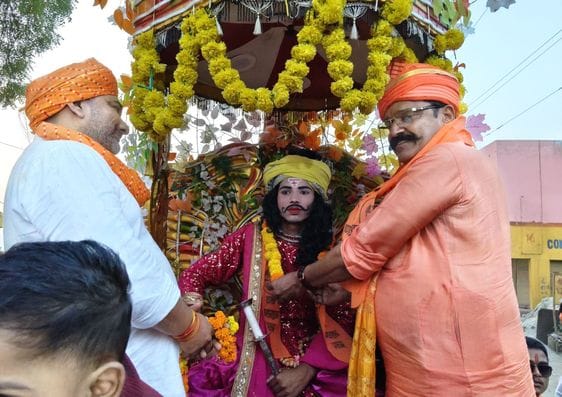 शहर में महाराणा प्रताप जयंती पर निकाली गई शोभायात्रा में शामिल लोग। संवाद शहर में महाराणा प्रताप जयंती पर निकाली गई शोभायात्रा में शामिल लोग। संवाद