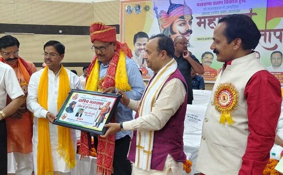 शहर में महाराणा प्रताप जयंती पर निकाली गई शोभायात्रा में शामिल लोग। संवाद शहर में महाराणा प्रताप जयंती पर निकाली गई शोभायात्रा में शामिल लोग। संवाद