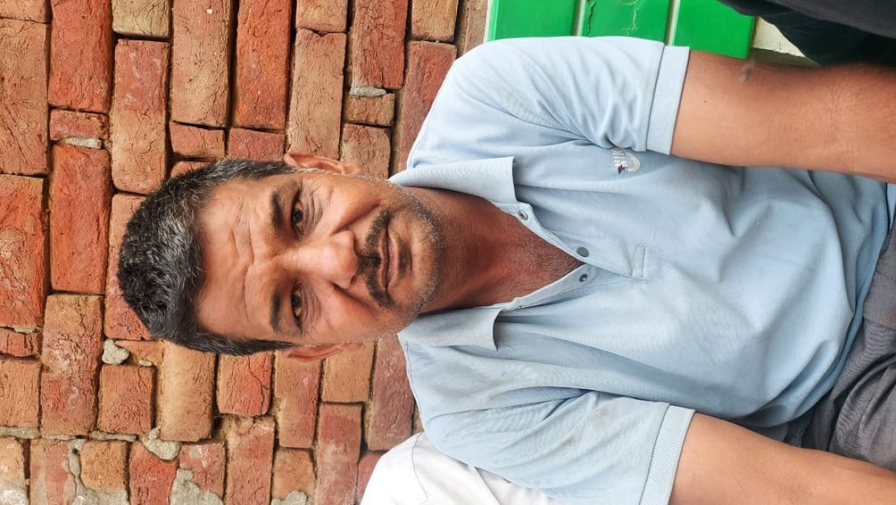 10जेएनडी27-भारत-पाक के बीच चल रहे तनाव के बारे में अपडेट लेते हुए ग्रामीण। संवाद 10जेएनडी27-भारत-पाक के बीच चल रहे तनाव के बारे में अपडेट लेते हुए ग्रामीण। संवाद