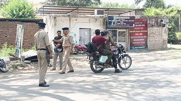 भारत-पाक तनाव के चलते आयुष चिकित्सालय नाहन में अवकाश के दिन आपातकालीन सेवाएं देते स्वास्थ्य कर् भारत-पाक तनाव के चलते आयुष चिकित्सालय नाहन में अवकाश के दिन आपातकालीन सेवाएं देते स्वास्थ्य कर्