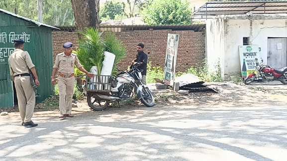 भारत-पाक तनाव के चलते आयुष चिकित्सालय नाहन में अवकाश के दिन आपातकालीन सेवाएं देते स्वास्थ्य कर् भारत-पाक तनाव के चलते आयुष चिकित्सालय नाहन में अवकाश के दिन आपातकालीन सेवाएं देते स्वास्थ्य कर्
