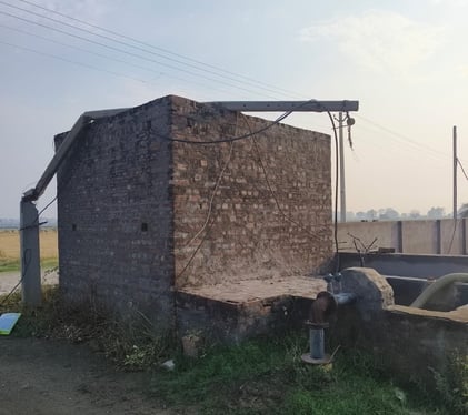 फोटो 30: सोनीपत के गांव नांदनौर के पास खेत में बने कमरे पर टूटकर गिरा बिजली का खंभा। स्रोत: बिज फोटो 30: सोनीपत के गांव नांदनौर के पास खेत में बने कमरे पर टूटकर गिरा बिजली का खंभा। स्रोत: बिज