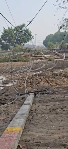 फोटो 30: सोनीपत के गांव नांदनौर के पास खेत में बने कमरे पर टूटकर गिरा बिजली का खंभा। स्रोत: बिज फोटो 30: सोनीपत के गांव नांदनौर के पास खेत में बने कमरे पर टूटकर गिरा बिजली का खंभा। स्रोत: बिज