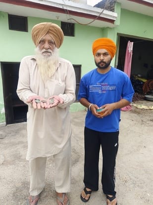 जगविंदर का परिवार टीवी पर हालातों को देखता हुआ। संवाद जगविंदर का परिवार टीवी पर हालातों को देखता हुआ। संवाद