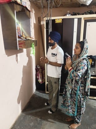 जगविंदर का परिवार टीवी पर हालातों को देखता हुआ। संवाद जगविंदर का परिवार टीवी पर हालातों को देखता हुआ। संवाद