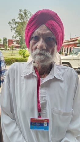 पूर्व सैनिक वेलफेयर कमेटी के पदाधिकारी व सदस्य शनिवार को उपायुक्त कार्यालय पर जानकारी देते हुए