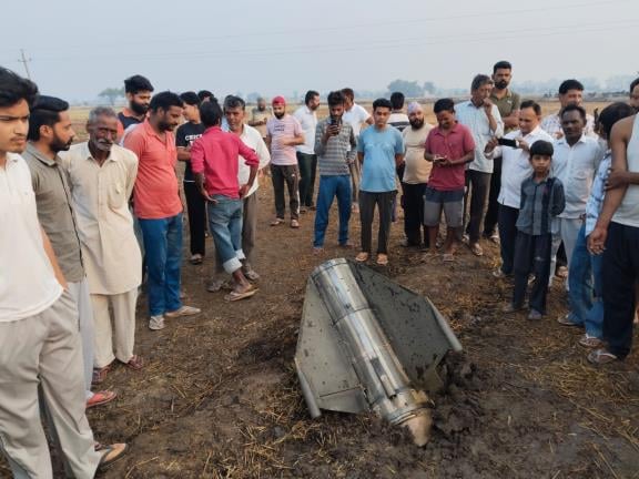 रानियां के गांव ओटू के पास मिला मिसाइल का आगे का हिस्सा। संवाद। रानियां के गांव ओटू के पास मिला मिसाइल का आगे का हिस्सा। संवाद।