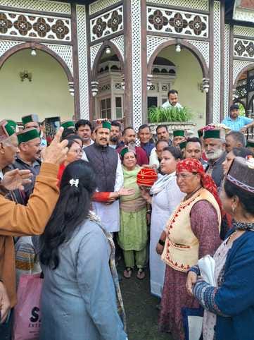 सराहन पंचायत के तहत राजदरबार से कलश यात्रा का शुभारंभ करते लोक निर्माण विभाग मंत्री विक्रमादित सराहन पंचायत के तहत राजदरबार से कलश यात्रा का शुभारंभ करते लोक निर्माण विभाग मंत्री विक्रमादित