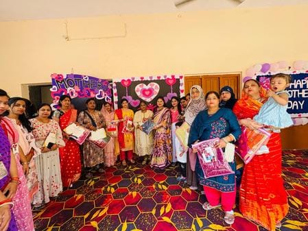 सेठ एमआर जयपुरिया स्कूल में आयोजित कार्यक्रम में उपस्थित महिलाएं। स्रोत : विद्यालय